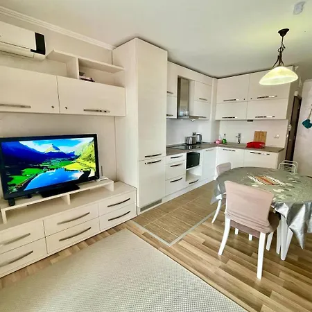 Luxurious 2 Bedroom Appt At The Black Sea Coast アパート サニービーチ