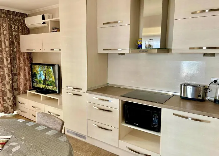 Апартаменти Luxurious 2 Bedroom Appt At The Black Sea Coast *